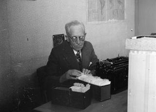 Man met kaartenbak, 1946 (foto: Willem van de Poll)