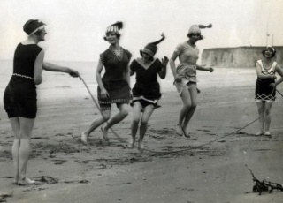 Strandsporten, strandspelen, Engeland 1922, Fotocollectie Het Leven