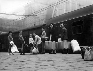 Italiaanse gastarbeider laat gezin naar Nederland overkomen, Centraal Station Amsterdam. Collectie: Spaarnestad Photo / NA.
